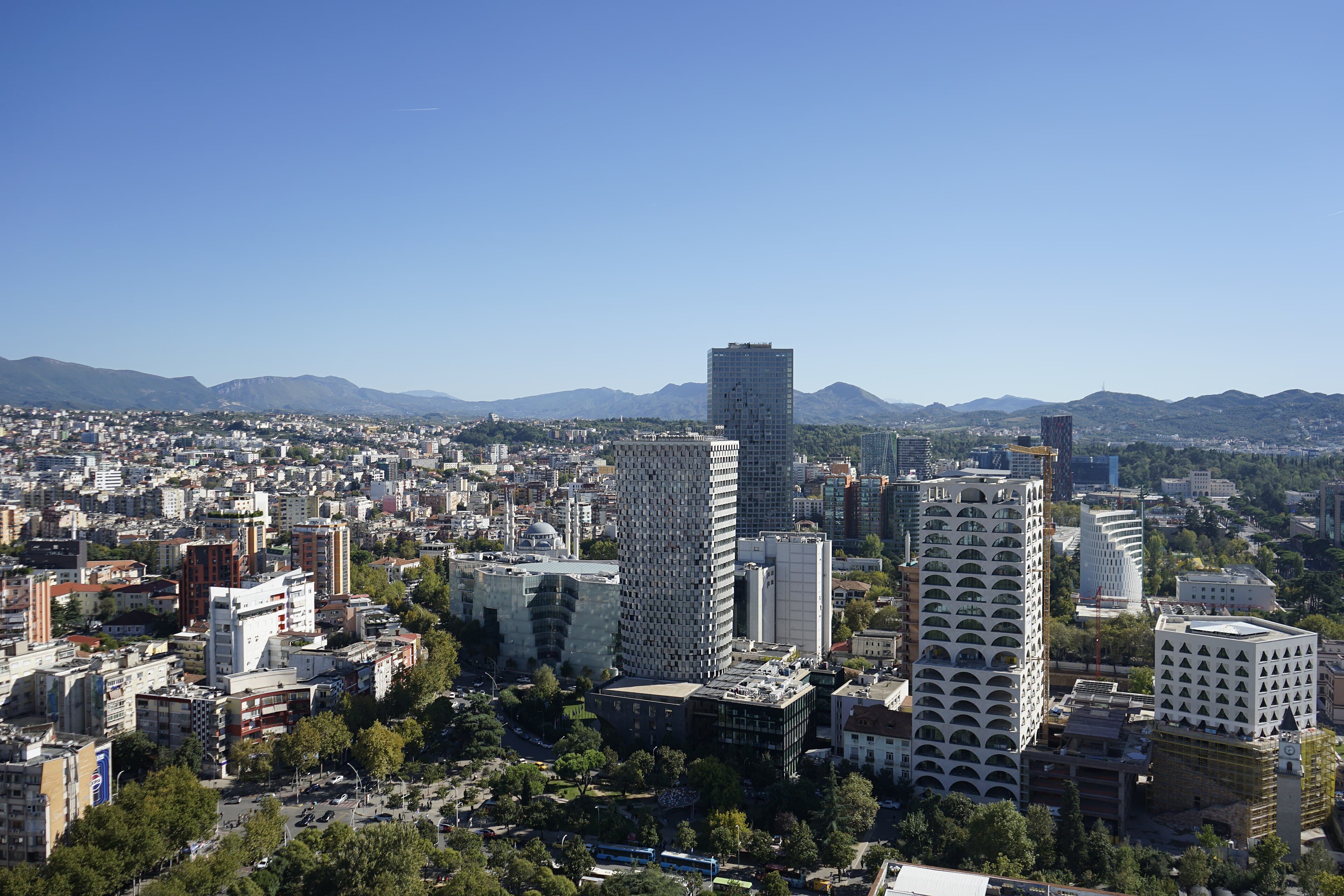 Panoramë e Tiranës me ndërtesa moderne